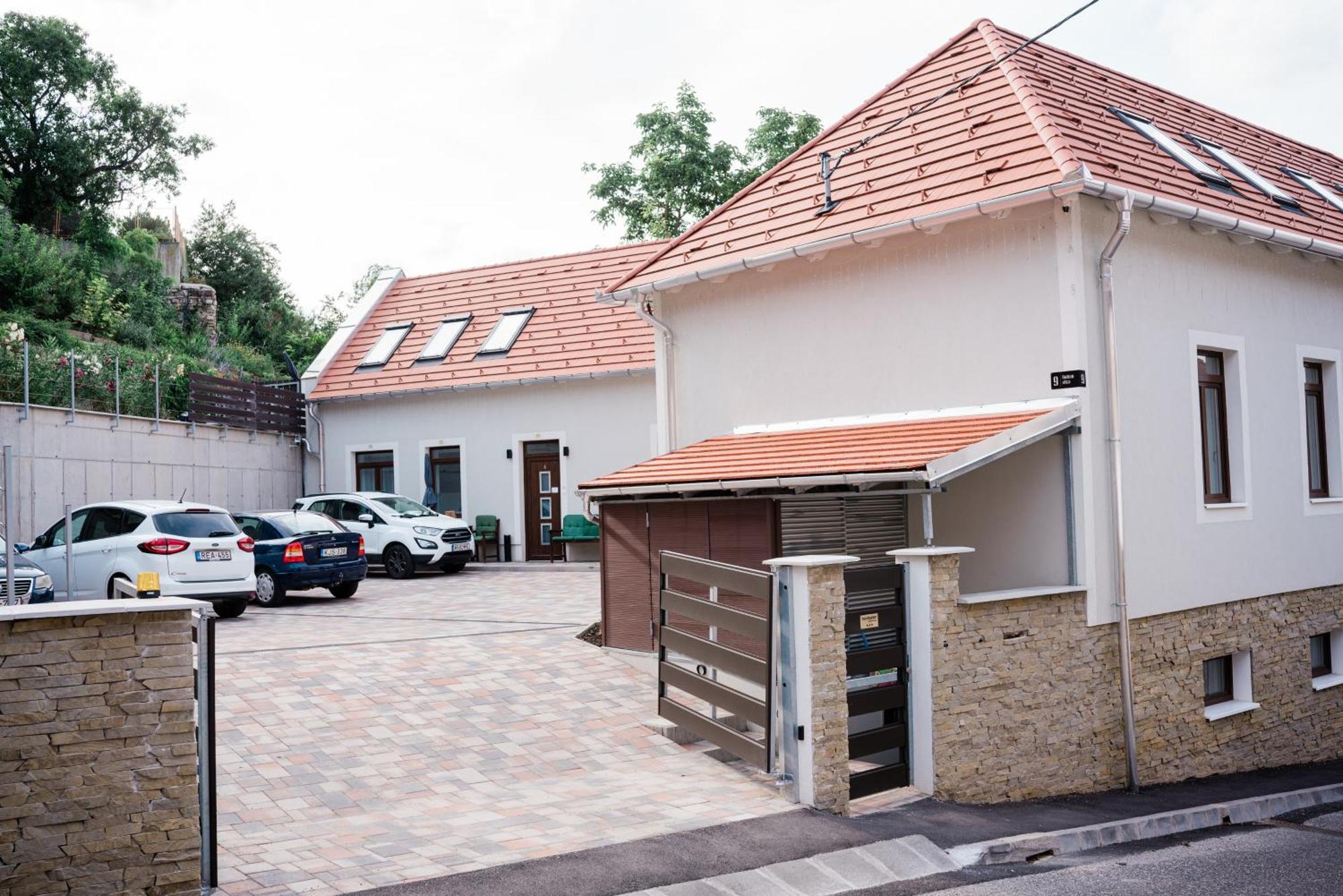Monbuhim Comfort Veszprem Bagian luar foto