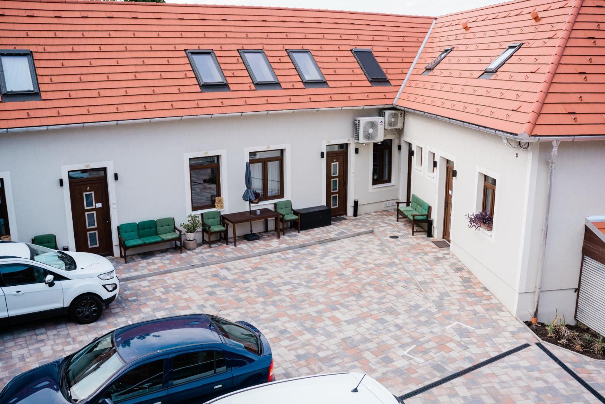 Monbuhim Comfort Veszprem Bagian luar foto